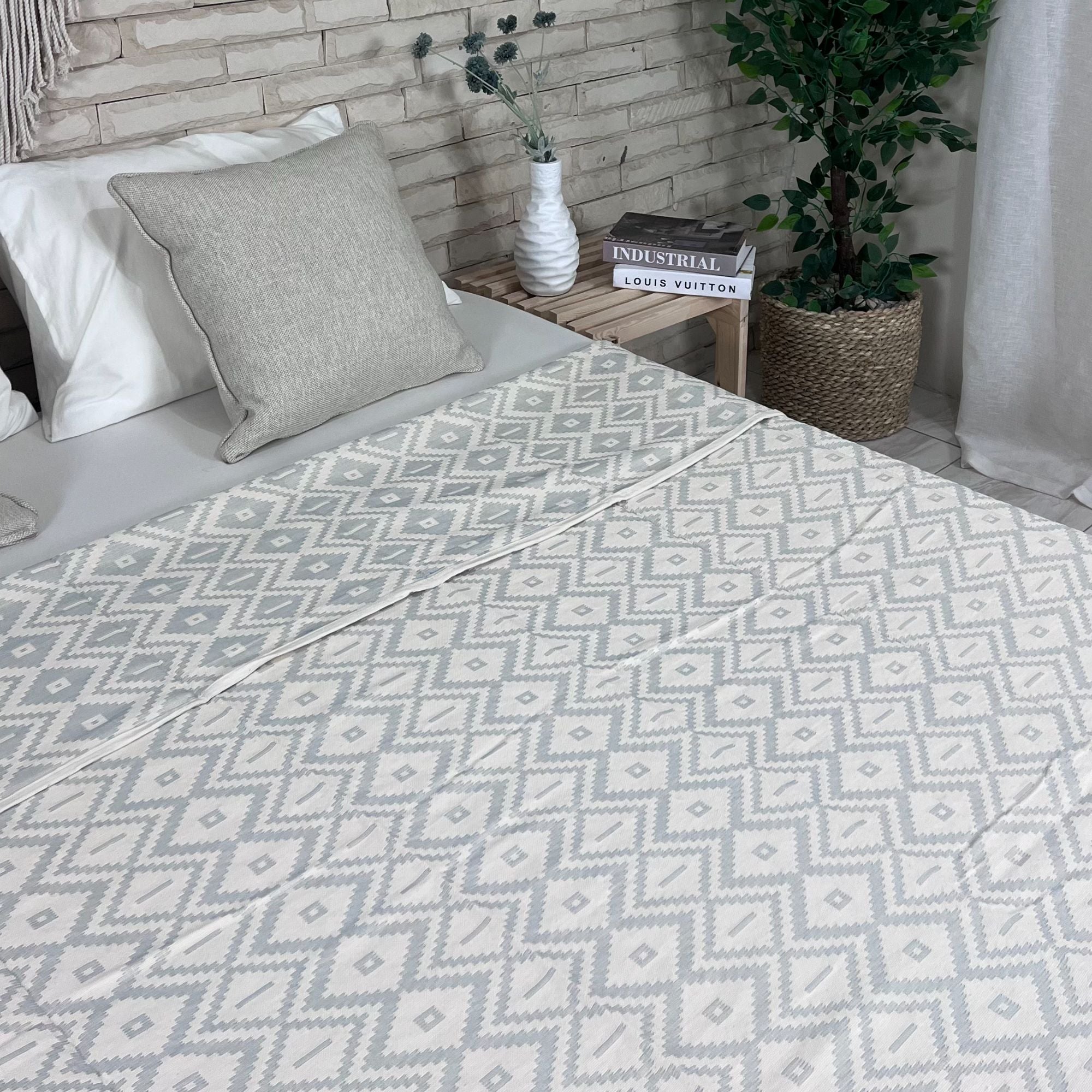 Atlas Coverlet AT27