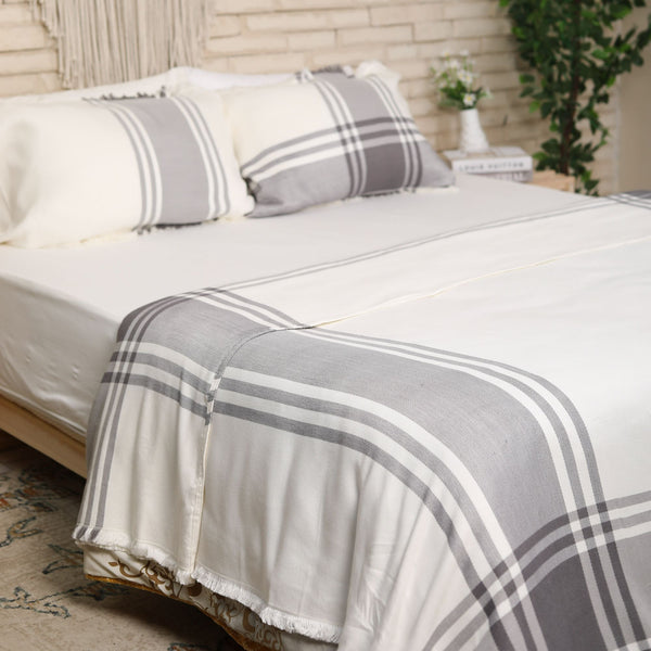 Taji Coverlet TA17