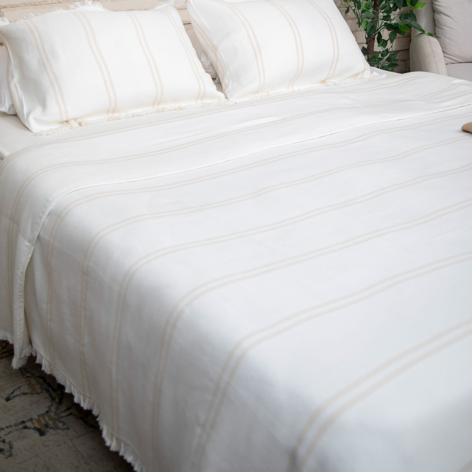 Taji Coverlet TA16